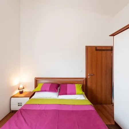 In With Balcony, Air Condition, Wifi, Washing Machine Apartman Vinišće