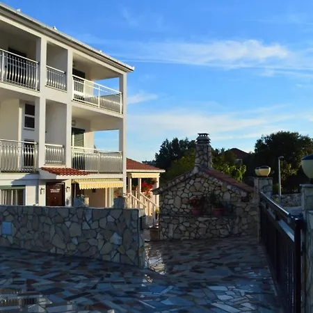 Apartman In With Balcony, Air Condition, Wifi, Washing Machine Vinišće